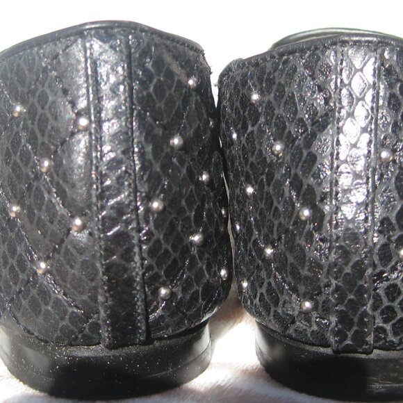 VINCE CAMUTO LILLIANA 2 STUDDED BLACK SOLID SNAKE/QUILTED FLATS SIZE 7    EUC - Picture 4 of 7